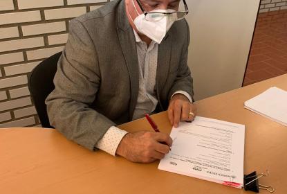 Administrativo firmando una hoja.