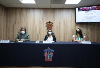 Expositores de conferencia a propósito del Día Mundial de la Población.