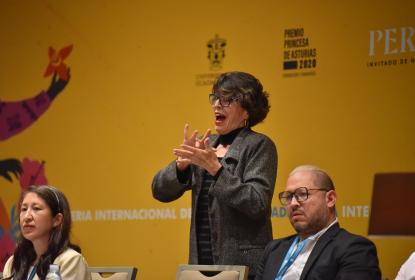 Intérprete de la conferencia "Educación para la comunidad sorda".