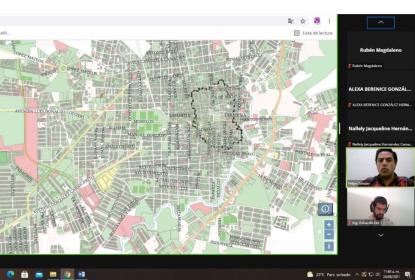 Captura de pantalla de una videollamada, se ve un mapa de calles.