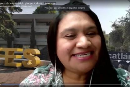 Expositora de la conferencia ”El impacto de la Igualdad de Género e Inclusión”.