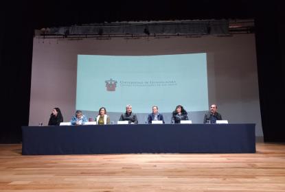 Autoridades en el evento de asignación de plazas.