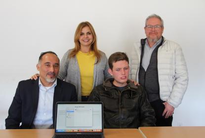 Alumno con autoridades CUAltos.
