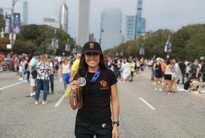 Noemí Guzmán Gutiérrez mostrando su medalla.