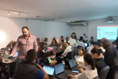 Estudiantes de primer ingreso en cursos de inducción.