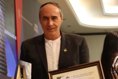 Trabajador académico con su reconocimiento.