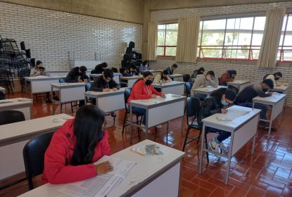 Aspirantes realizando examen de admisión.