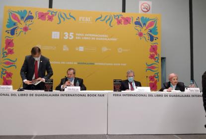 Integrantes de mesa en la presentación del libro "El poder y la república, una transición secuestrada".