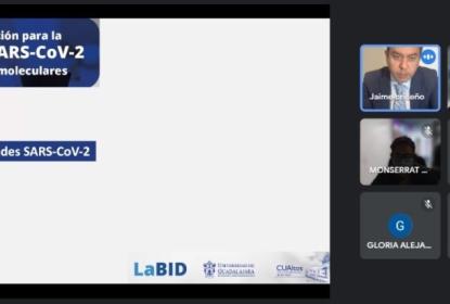 Captura de pantalla de una videollamada en la que se lee "Curso de capacitación para la detección de SARS-CoV2 mediante técnicas moleculares".