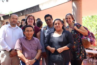 Seis personas mirando a la cámara.
