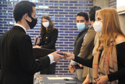 Autoridad CUAltos entregando premio CENEVAL al Desempeño de Excelencia.