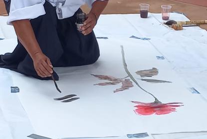 Artista José Luis Vidal Ávila realizando un mural.