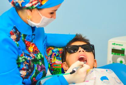 Dentista atendiendo a un niño.