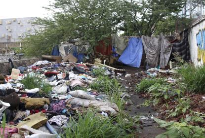 Panorama de basura y contrucción de una vivienda con telas.