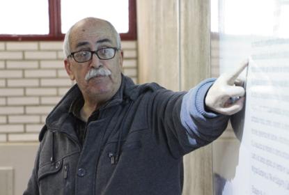 Persona apuntando a un pizarrón en el que se proyecta información.