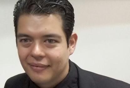 Persona sonriendo a la cámara