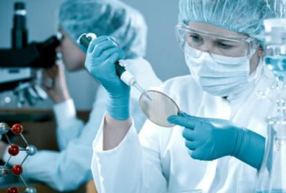 Persona en laboratorio