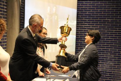 Entrega de trofeo.