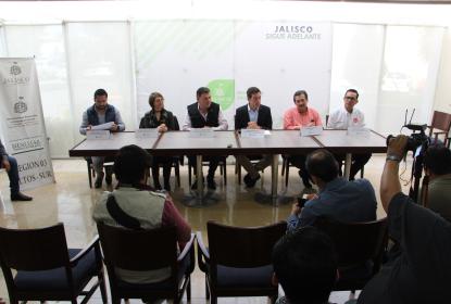 Rectora, acalde,  Secretario de la Sedis y concesionarios del transporte local
