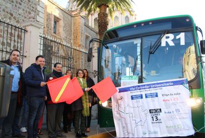 Autoridades y Acalde a un tado de camión