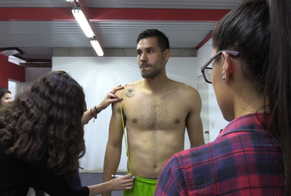 Nutriologas practicantes tomando medidas a deportista a deportista  