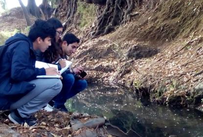 Integrantes del proyecto observando el Río Tepatitlán.