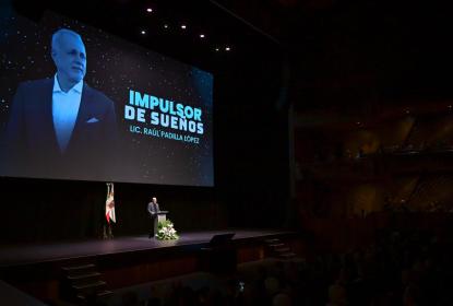 Develan escultura del licenciado Raúl Padilla López